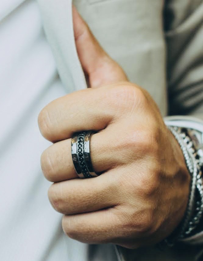 Anello uomo rutenio e critalli neri indossato