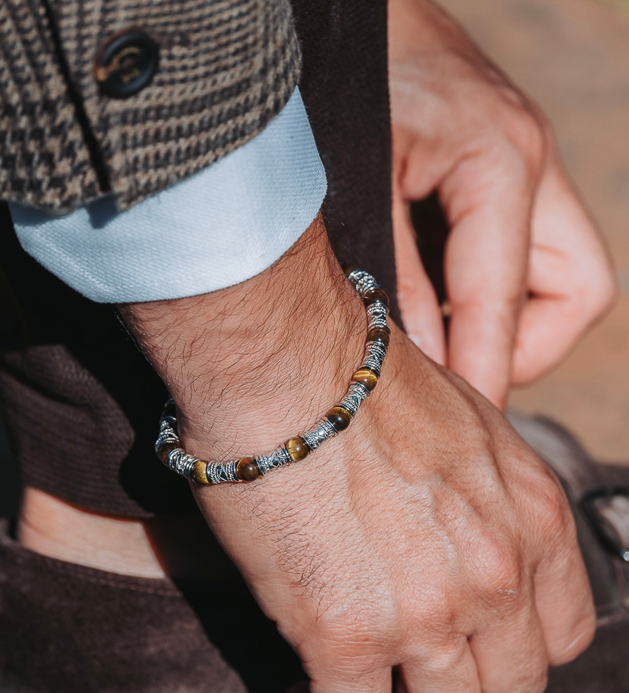 MEN'S BRACELET WITH TIGER'S EYE AND SILVER DECORATED BARRELS