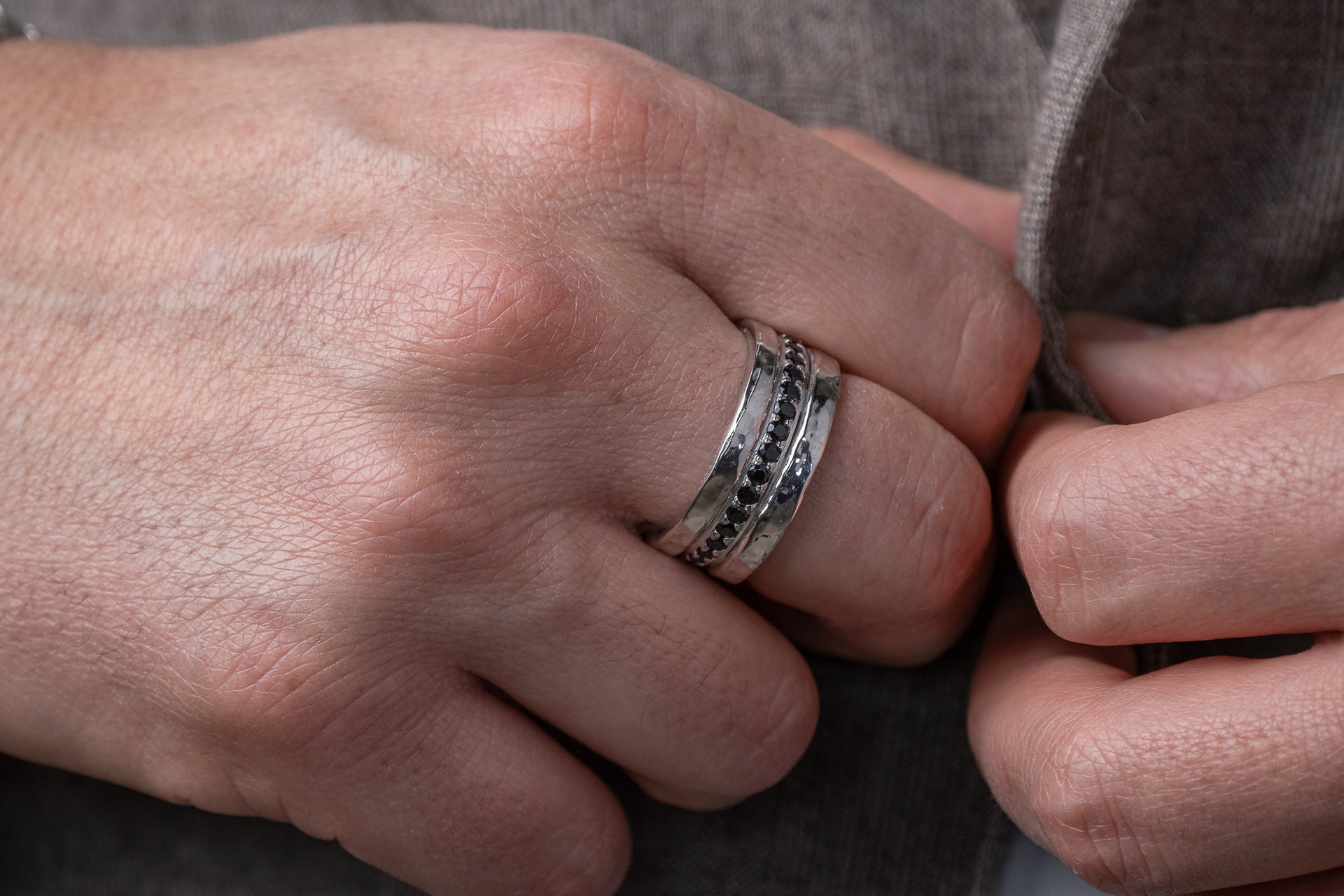 Luxury men's ring in silver and black crystals